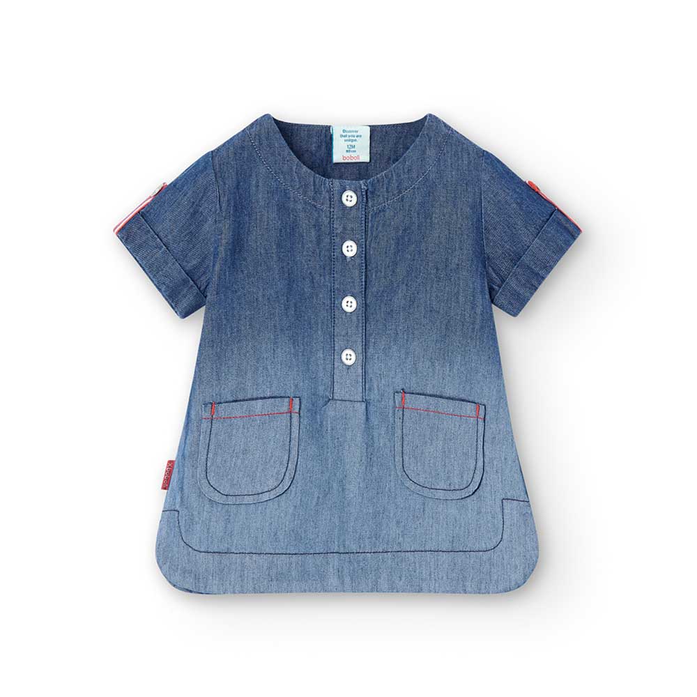 Blusa in denim della Linea Abbigliamento Bambina Boboli, con bottoncini rossi e taschine sul dava...