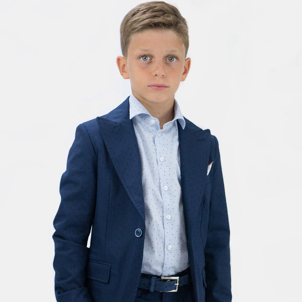 
  Camicia elegante della linea abbigliamento bambino John Twig; il tessuto pregiato
  è con deli...