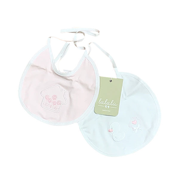 
  Set di 2 bavette quadrate della Linea Bambina Lalalù con simpatici ricami sul davanti.



  Co...