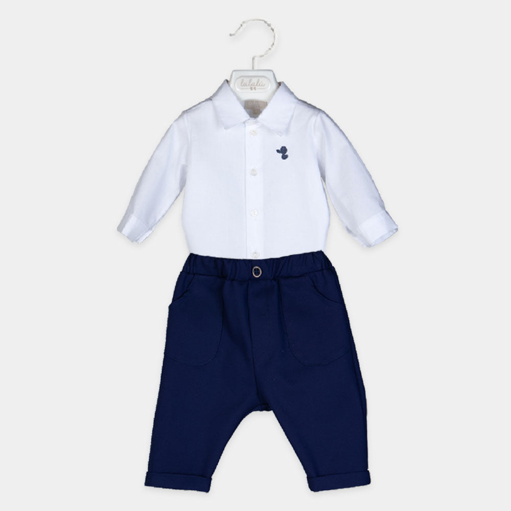 
Completo due pezzi della linea Abbigliamento Bambino Lalalù, composto di camicia classica a mani...