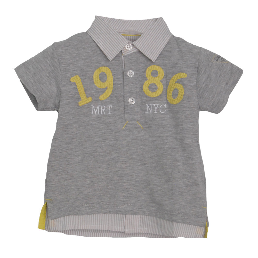 
  Polo della linea abbigliamento bambino Mirtillo. Tinta unita con ricami sul davanti.
  Collett...