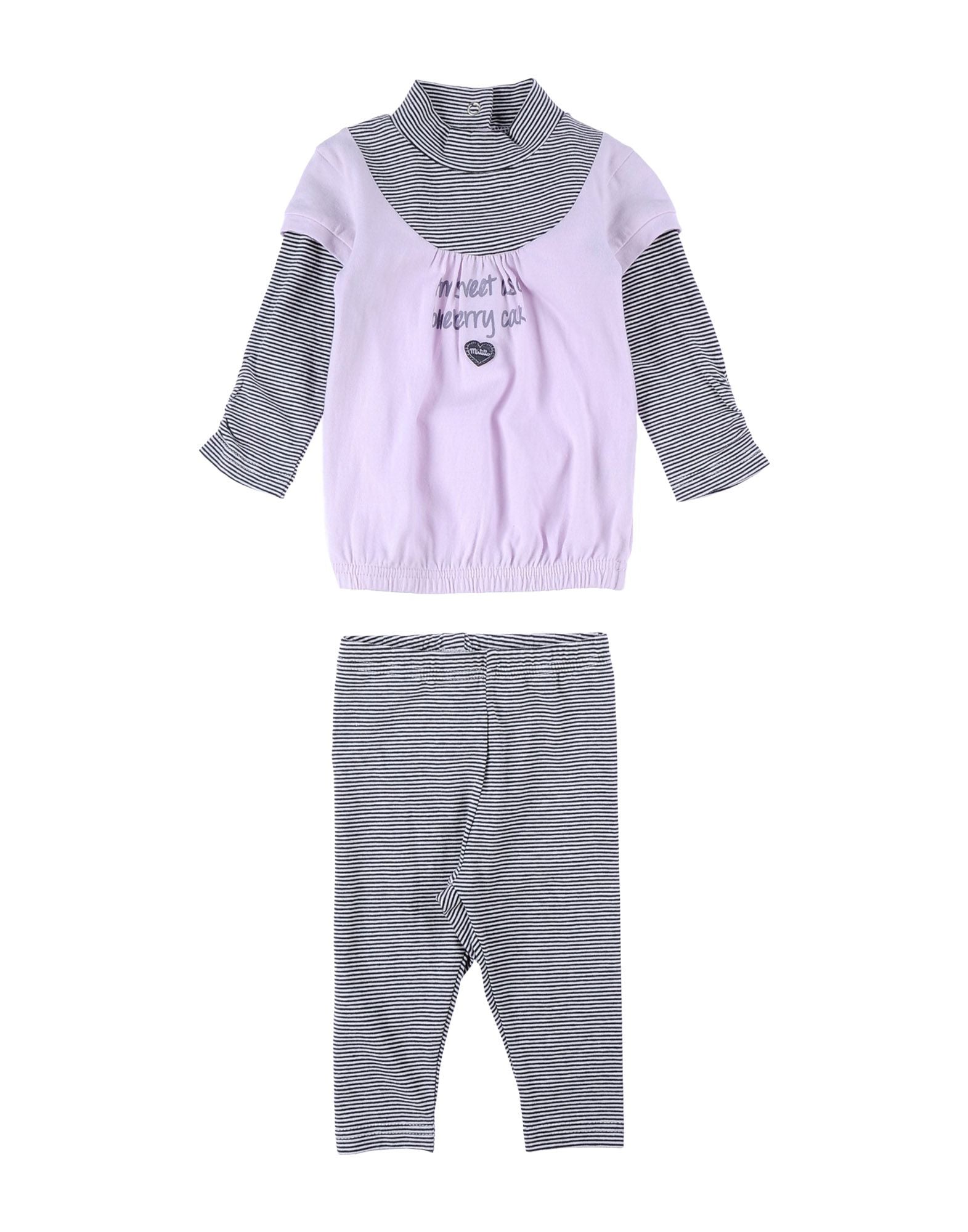 
  Completo due pezzi della linea Mirtillo abbigliamento bambina, composto di leggins
  a righine...