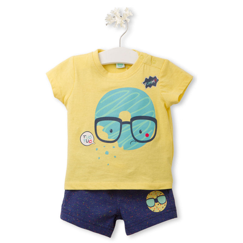 
  Completo due pezzi della linea abbigliamento bambino Tuc Tuc, con t-shirt a tinta
  unita con ...