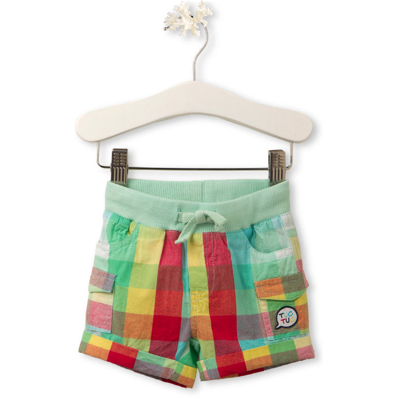 
  Shorts della linea abbigliamento bambino Tuc Tuc, con bella fantasia a quadri su
  fondo verde...